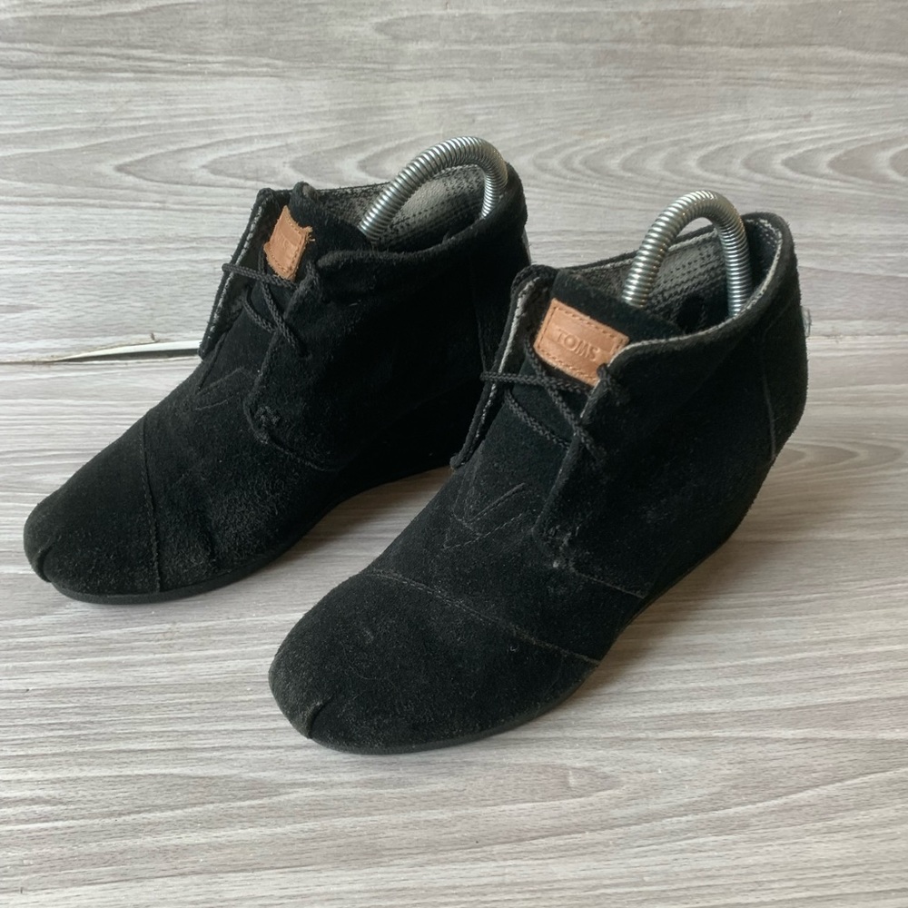 TOMS Women's Size 7 Black Suede Desert Wedge Lace-Up Ankle boots